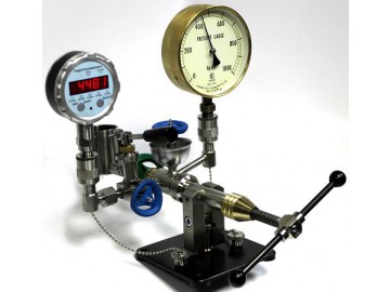 PUM-60M press with a pump (option).